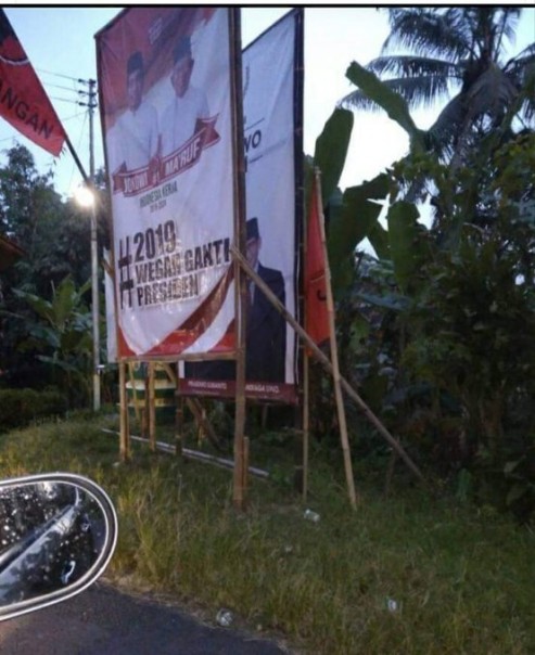 Foto unggahan Ustaz Tengku Zulkarnain ketika baliho pasangan Prabowo-Subianto ditutup baliho kubu 01