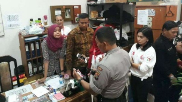 Polisi memeriksa aksi karyawan hotel tempat capres Jokowi menggelar kegiatan di Lombok, NTB. Foto: int