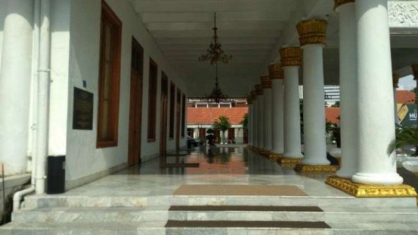  Teras Gedung Negara Grahadi Surabaya yang sudah kosong dari kursi-kursi. Foto: int