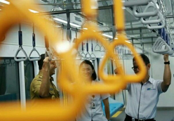 Anies Baswedan coba naik MRT Jakarta (foto/instagram) 