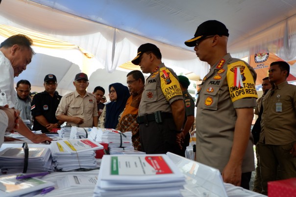 Kapolda Riau Irjen Pol Widodo Eko Prihastopo bersama Forkompinda Riau meninjau simulasi pemungutan suara di KPU Riau.