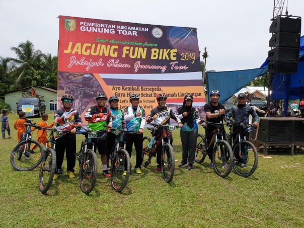 Bupati Kuansing Mursini, melepas peserta Fun Bike Jagung Guntor/zar