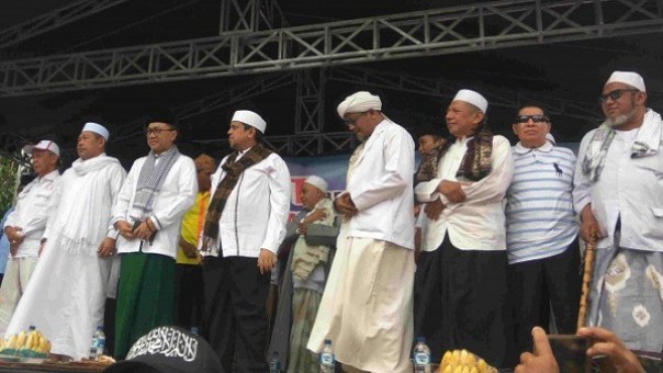 Ketum PAN Zulkifli Hasan (tiga dari kiri) saat menghadiri deklrasi warga Condet mendukung Prabowo=Sandi.  Foto: int  