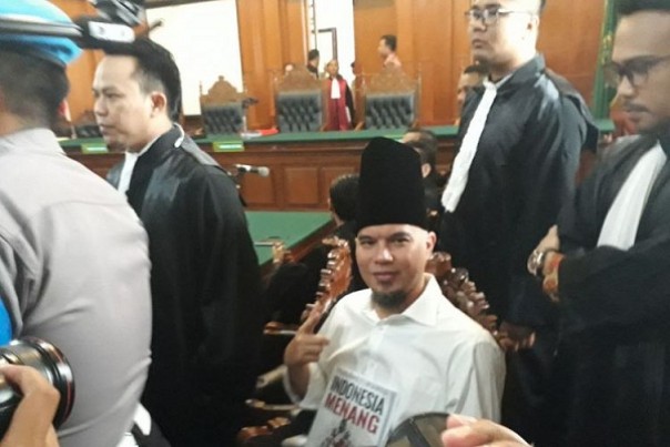 Ahmad Dhani menjalani persidangan di PN Surabaya. Foto: int 