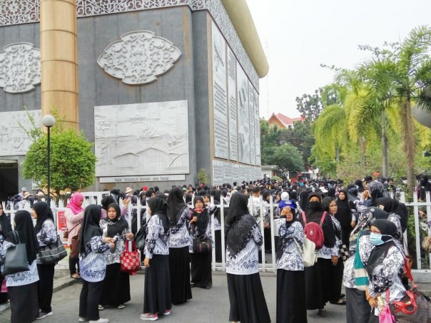 Ribuan guru berdemo di kantor walikota Pekanbaru yang tidak terima uang sertifikasinya dipotong Pemerintah