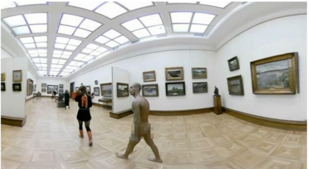 Pengunjung aneh yang nekat tampil bugil di galeri, terpantau kamera CCTV. Foto: int 