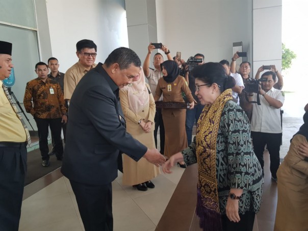 Wakil Gubernur Riau, Edy Natar Nasution saat menyambut Menteri Kesehatan RI, Nila Djuwita F Moeloek