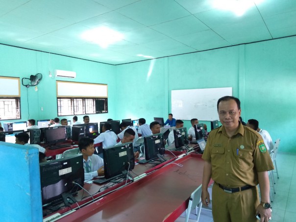 Sebanyak 113 orang siswa di SMK Negeri 3 Bengkalis melaksanakan Ujian Nasional Berbasis Komputer (UNBK)/hari
