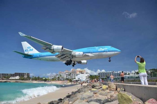 Bandara Princess Juliana di Kepulauan Karibia masuk dalam daftar 10 bandara terindah di dunia. Foto: int 