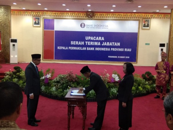 Serah terima jabatan Kepala BI Perwakilan Riau dari Siti Astiyah ke Decymus