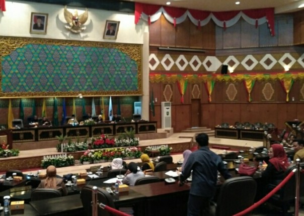 Suasana pengumuman surat rekomendasi DPP Demokrat tentang pergantian Noviwaldy Jusman ke Asri Auzar sebagai Wakil DPRD Riau (foto/riki) 