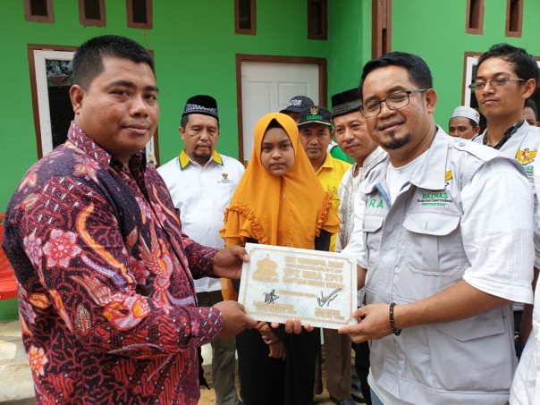 MRA  (Ikatan Muslim Riau Andalan-red) PT RAPP menyerahkan secara simbolis rumah layak huni untuk Andini/ist