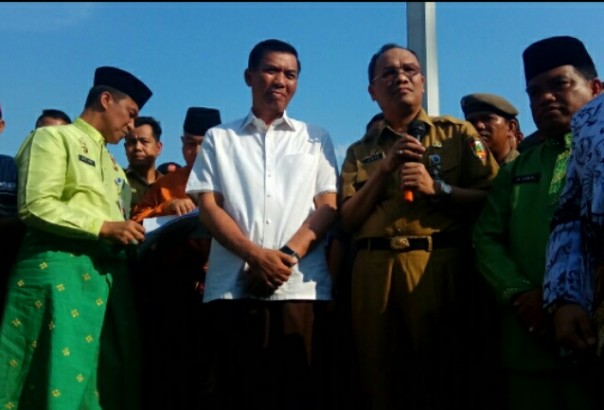 Walikota Pekanbaru, Firdaus MT temui para guru yang demonstrasi (foto/riki) 