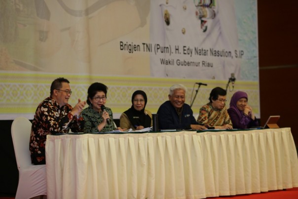Menteri Kesehatan RI, Nila Djuwita F Moeloek saat memberikan pemaparan ada rakerkesda di Pekanbaru, Riau
