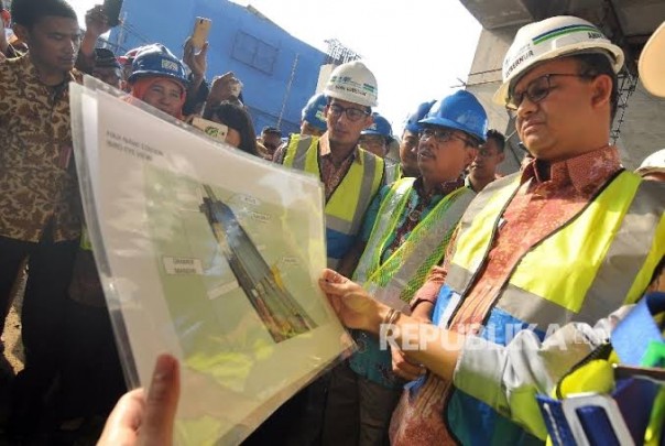 Gubernur DKI Jakarta, Anies Baswedan saat meninjau proyek MRT