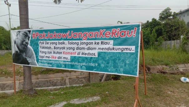 Spanduk #PakJokowiJanganKeRiau jelang kedatangan Jokowi kampanye di Dumai