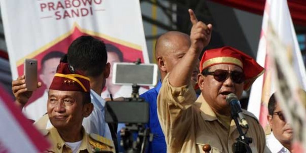 Prabowo berpidato di depan massa