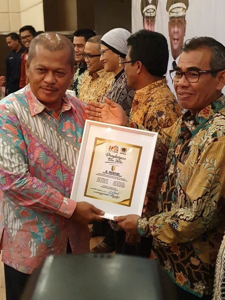 Bupati Kuansing Drs. H. Mursini, M.Si saat menerima Penghargaan pada Peringatan HPN Tingkat Provinsi Riau/zar