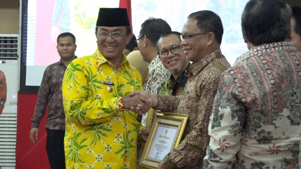  Bupati Inhil, HM Wardan saat menghadiri kegiatan Seminar Nasional di gedung Engku Kelana Tembilahan/ADV