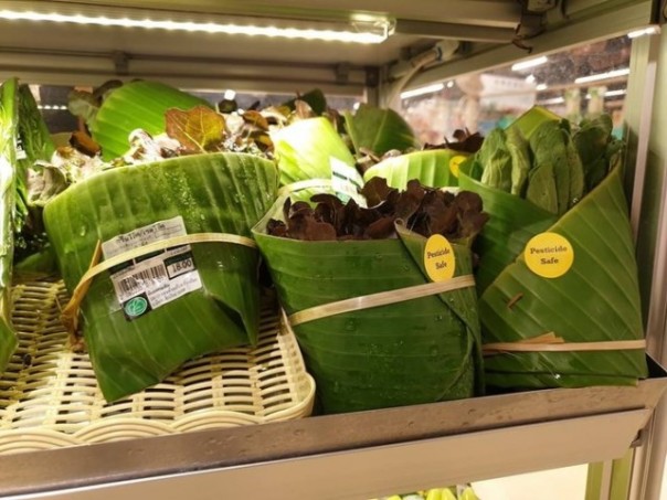 Daun pisang pengganti plastik digunakan untuk membungkus sayuran oleh pengelola supermarket di Thailand. Foto; int  