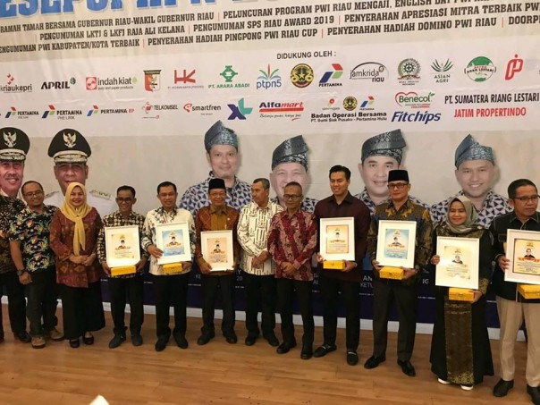 10 Legislator Riau menerima SPS Riau Award