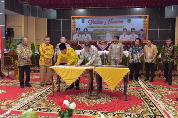 Penyerahan bantuan CSR dari Bank Riau Kepri kepada Pemkab Inhil