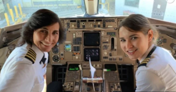 Kapten Wendy Rexton dan putrinya, Kelly Rexton membawa pesawat Delta Airlines, yang kemudian viral di medsos. Foto: int 