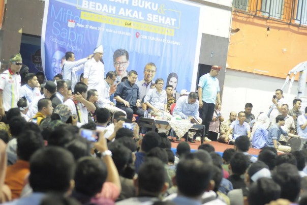 Rocky Gerung, Erwin Aksa dan Miftah Nur Sabri saat menghadiri bedah buku dan bedah akal sehat di Pekanbaru