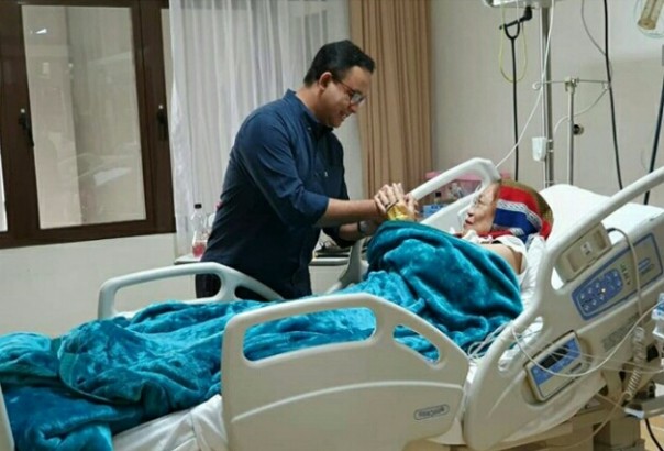 Anies Baswedan menjenguk mertua Gubernur Jabar, Ridwan Kamil di rumah sakit (foto/instagram)