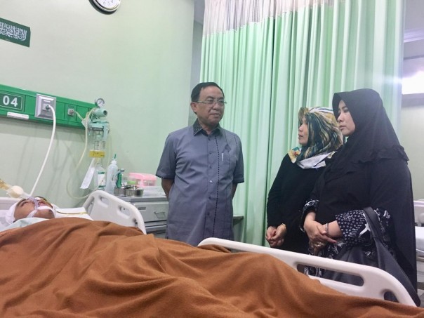 Bupati Inhil, HM Wardan bersama Sang Istri, Hj Zulaikhah Wardan membesuk Bayu Alfasah (20)/ADV