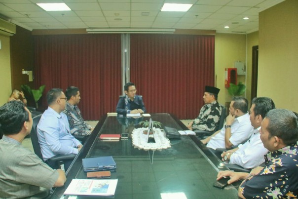 Bupati H Alfedri membahas sejumlah persoalan terkait rencana pengembangan Kawasan Industri Tanjungn Buton (KITB)./lin