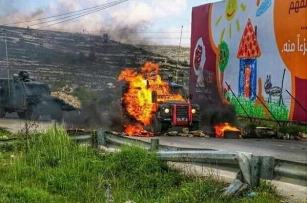 Dua Jeep tentara Israel terbakar terkena bom molotov dari pemuda Gaza, Palestina (foto/instagram)
