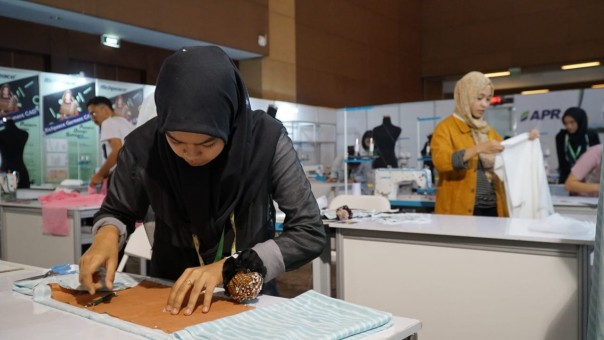 Asia Pacific Rayon (APR) dan delapan perancang busana Indonesia hari ini memamerkan mahakarya desain menggunakan kain yang terbuat dari serat viscose-rayon /IST
