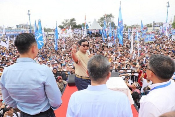 Prabowo saat menggelar kampanye di Bandung, Kamis siang tadi. Dalam kesempatan itu, Prabowo mulai memperkenalkan calon menteri yang akan diangkatnya jika terpilih menjadi presiden dalam Pilpres mendatang. Foto: int 