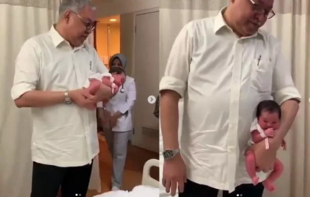 Rekaman video yang menggambarkan cara seorang dokter menggendong bayi, yang membuat netizen deg-degan melihatnya. Foto: int 
