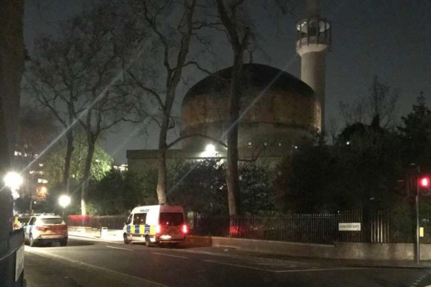  Polisi Inggris Kepung Mesjid di Kota London