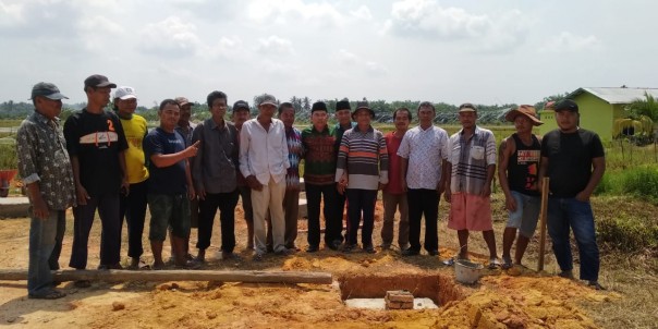 Anggota DPRD Riau Husaimi Hamidi Melakukan Peletakkan Batu Pertama Pembangunan Mdta Al Husna