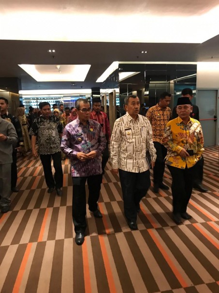 Bupati Kuansing H. Mursini, M.Si saat bersama Gubernur Riau H. Syamsuar/zar