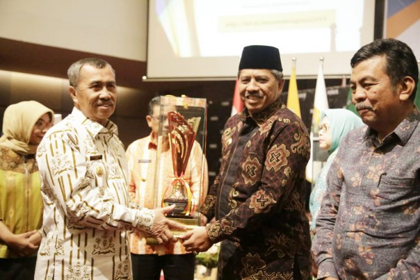 Siak ditetapkan oleh Pemerintah Provinsi sebagai kabupaten dengan pembangunan daerah terbaik di Riau /lin