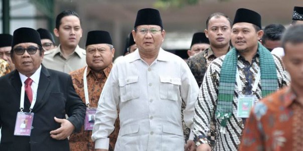Capres 02 yang juga Ketum Gerindra, Prabowo Subianto juga identik dengan baju puith 