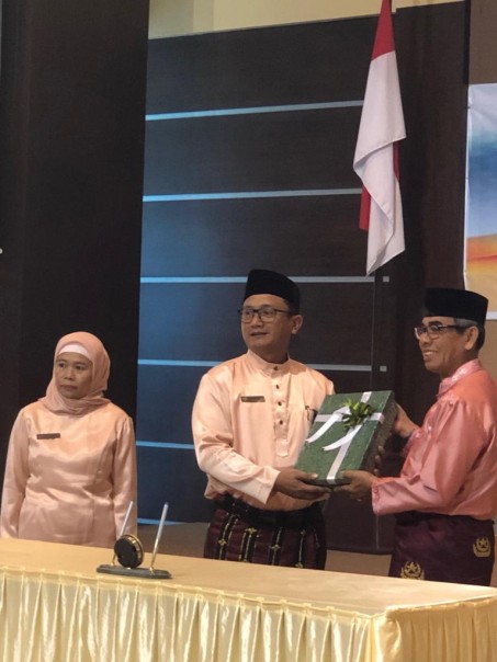 Bupati Kuansing H Mursini saat menyerahkan LKPD 2018 ke BPK RI Perwakilan Riau/zar