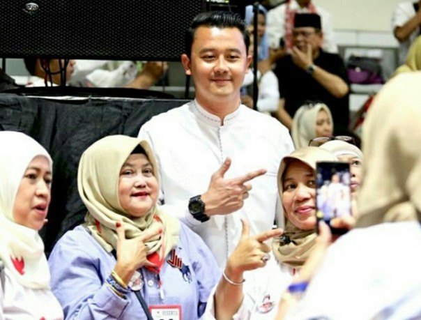 Asisten Pribadi Prabowo menarik perhatian emak-emak (foto/instagram)