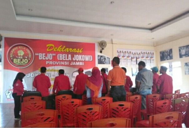 Belasan orang yang merupakan perwakilan Bejo di Jambi deklarasi dukungan ke Jokowi-Ma'ruf (foto/Gatra)