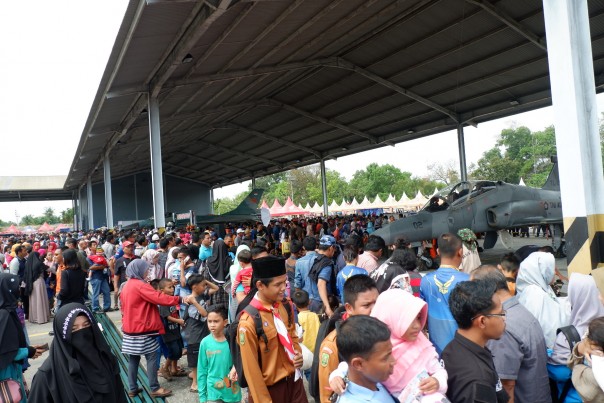 Ribuan warga Pekanbaru padati Lanud Roesmin Nurjadin saat Gebyar Dirgantara 2019, Minggu (31/3/2019) foto. Amri/riau24