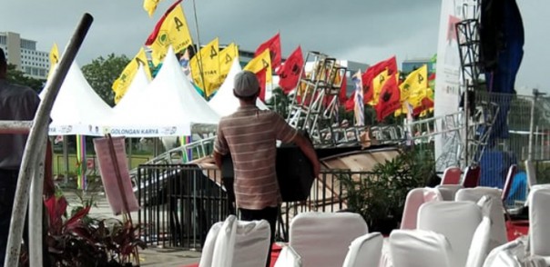 Panggung kampanye Jokowi roboh di Lapangan Karebosi Makassar. (FB/Busrianto)