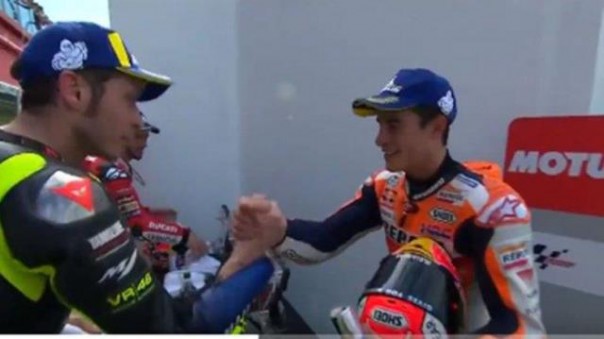 Rossi dan Marquez saling berjabat tangan usai MotoGP Argentina, dini hari tadi. Foto: int 
