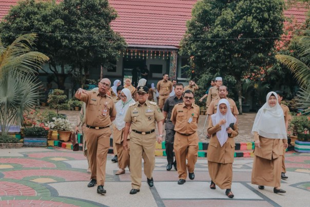 Wagubri Edy Natar Nasutian dan Kadisdik Riau Rudyanto saat meninjau UN SMA hari pertama