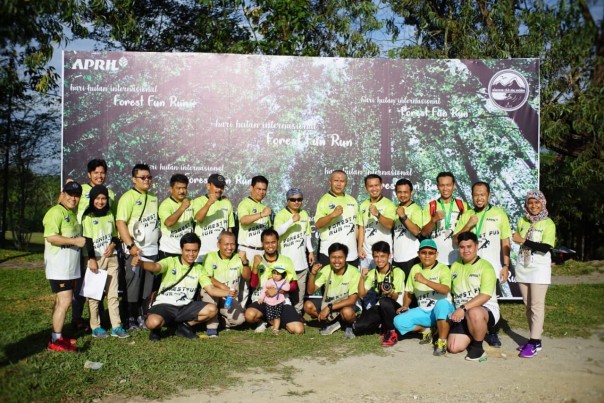 Para peserta berfoto bersama setelah finish lari marathon Forest Run yang diadakan Adventure Club Riau Andalan (ACRA) di kawasan Town Site 1, Riau Kompleks PT Riau Andalan Pulp and Paper (RAP)ISTP)./I