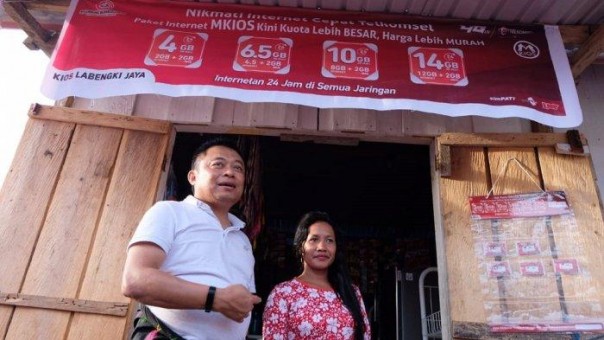 Direktur Utama Telkomsel Ririek Adriansyah (kiri) bersama salah satu warga di Desa Labengki/ist