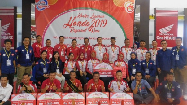 Foto bersama pemenang Kontes Layanan Honda Regional Riau Reguler Dealer